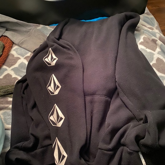 Tops and hoodies barley worn - Picture 2 of 16